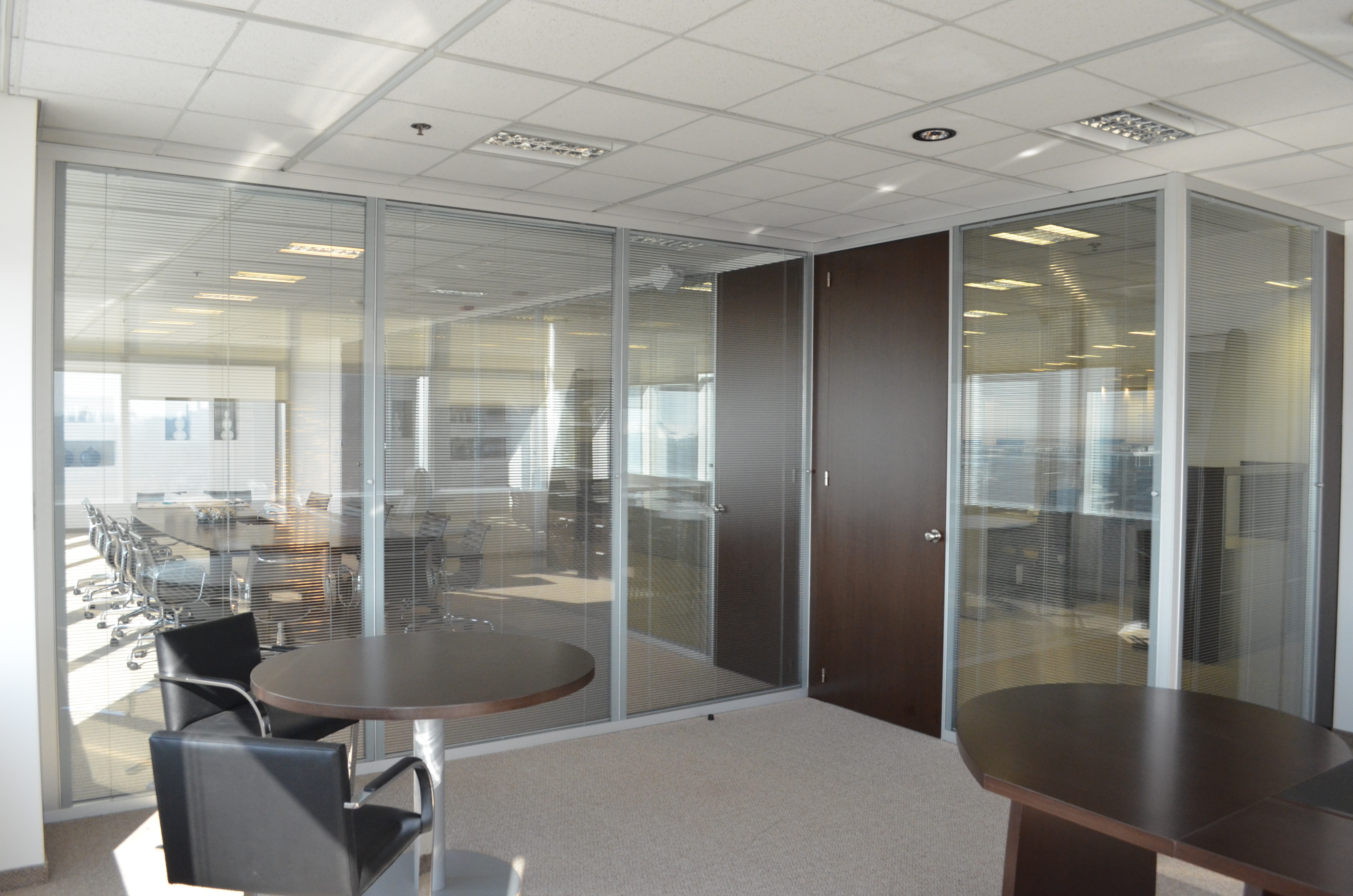 Puerta en madera con lustre ébano negro y tabique doble vidriado con cortinas